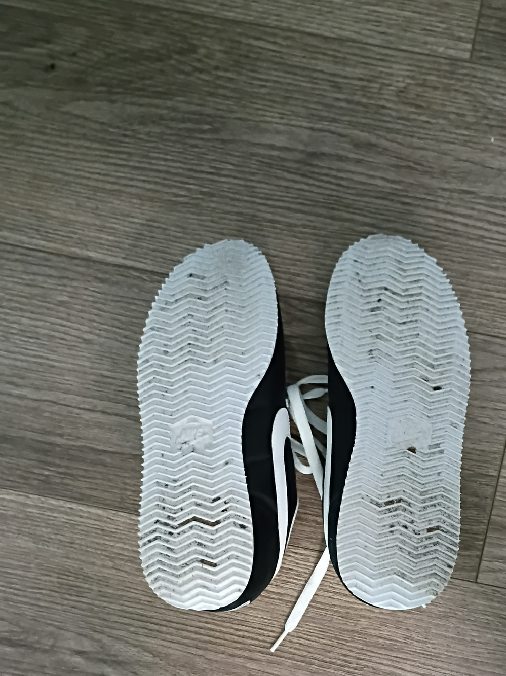 Nike Classic Black & White Sneakers - Picture 2 of 3